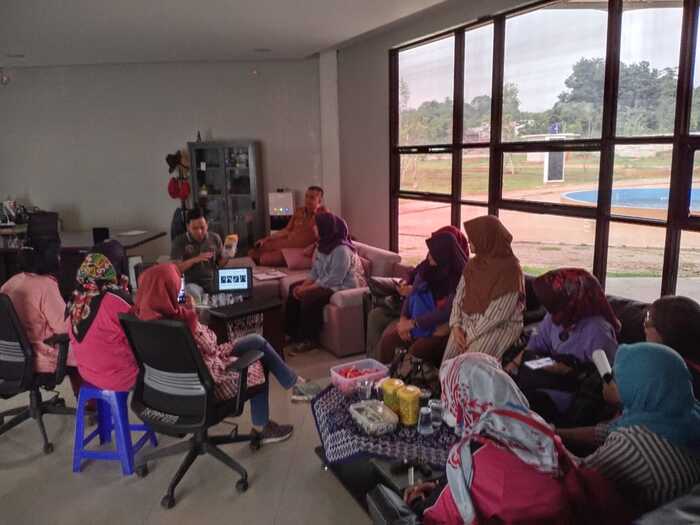 Emak-emak di Tangsel Dilatih Bertani Labu Madu