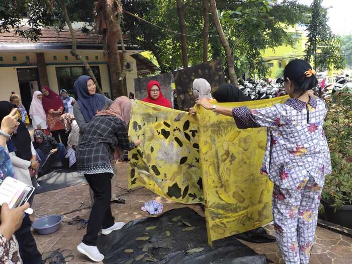 Emak-emak di Tangsel Diajari Pembuatan Batik Ecoprint