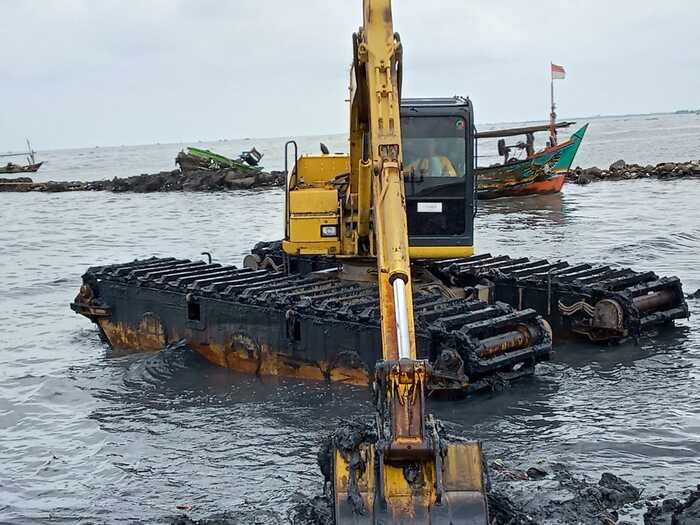 Marslaw Officer Banten Melaksanakan Pengerukan Normalisasi Kali Cituis