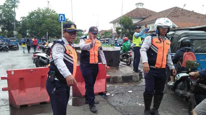 Urai Kemacetan Akibat Banjir, Petugas Dishub Diterjunkan