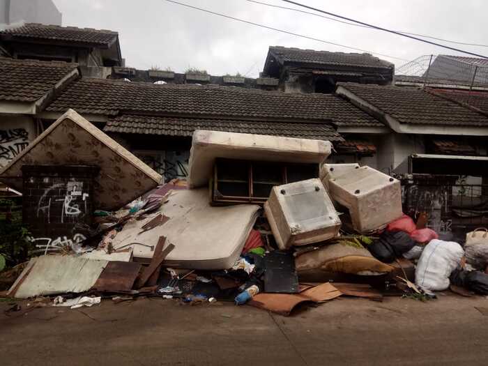 Sampah Banjir Menumpuk, DLH Tangsel Kemana?