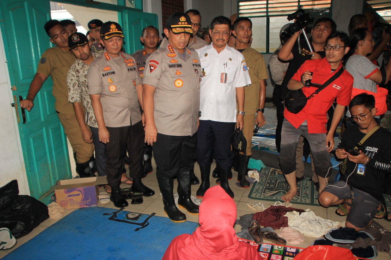 Korban Banjir di Pancoran Diungsikan ke GOR
