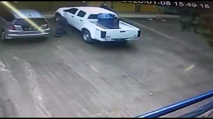 Pelaku Pecah Kaca Terekam CCTV, Rp 11 Juta Raib