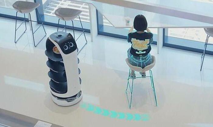 Cina Ciptakan Robot Pramusaji