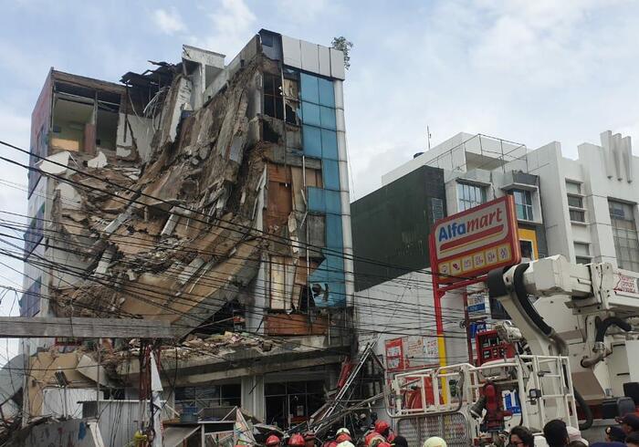 Ruko Berlantai Empat di Palmerah Ambruk