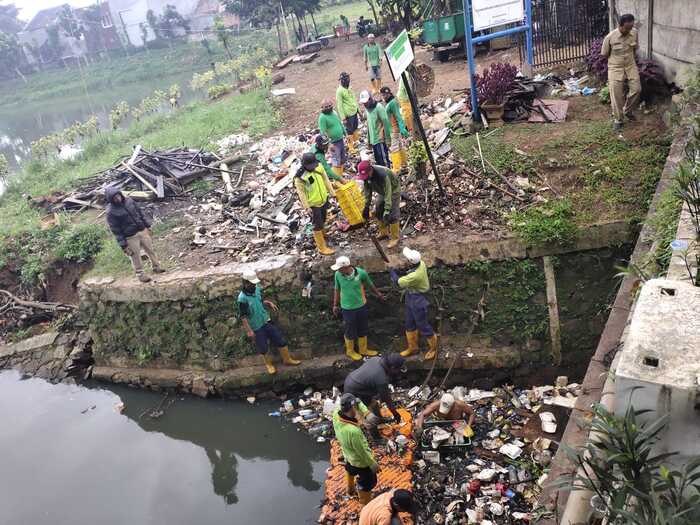 Sampah Menumpuk di Situ Parigi
