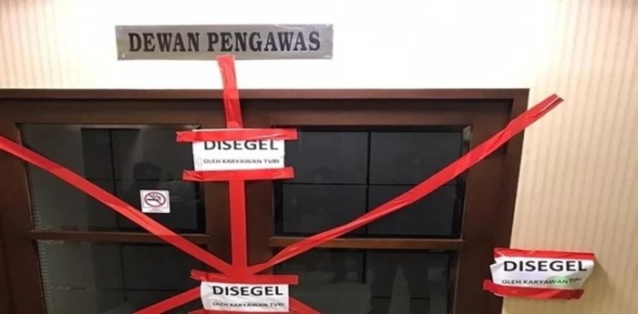 Karyawan Segel Kantor Dewan Pengawas LPP TVRI