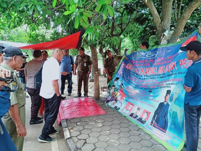Spanduk ‘King Of The King’ Di Kota Tangerang Dicopot