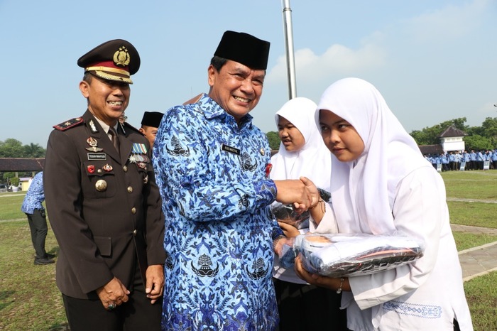 Ratusan Pelajar Korban Banjir Terima Bantuan Kelengkapan Sekolah