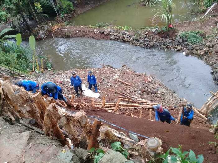 Tangani Tebing Longsor, 12 Petugas Diterjunkan