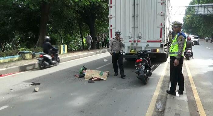 Penumpang Ojol Tewas Terlindas Truk di Jalan Raya Daan Mogot