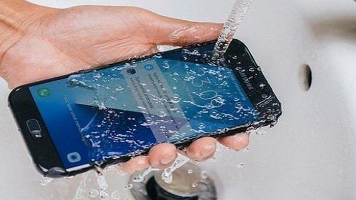 Handphone Terendam Banjir, Ini yang Harus Dilakukan
