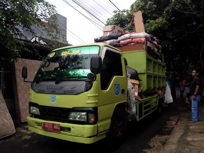 Armada Sampah Bolak Balik Angkut Sampah Pascabanjir