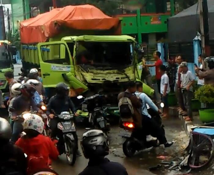 Hilang Kendali, Truk Tanah Tabrak Gerobak Tahu