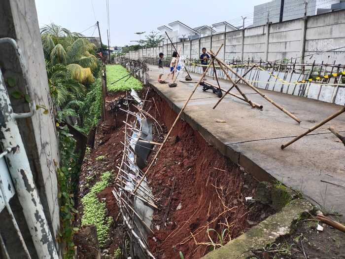 Turap Jebol di Pondok Kacang Timur Belum Diperbaiki