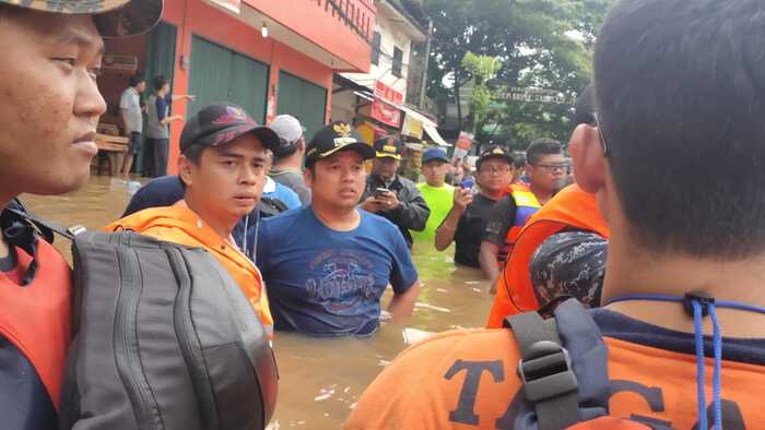 Nyemplung saat Banjir Setinggi Perut, Arief: Warga Jangan Cuma Ngeliatin Doang