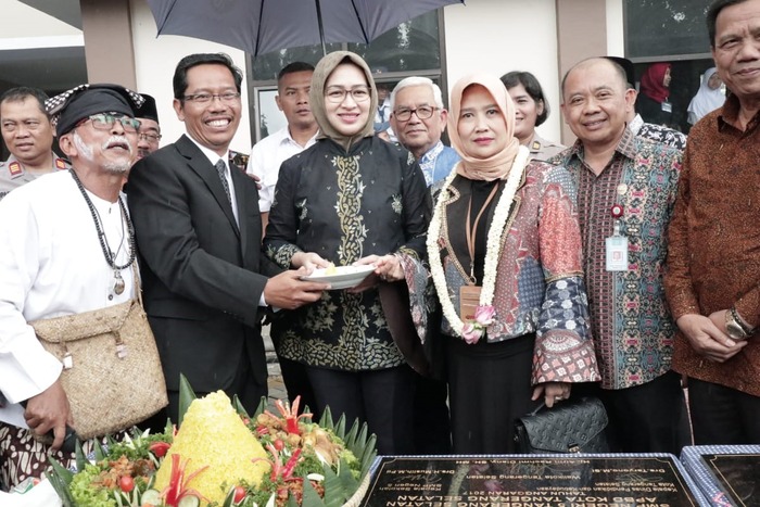 Resmikan Gedung Baru SMPN 5 Tangsel, Ini Pesan Airin