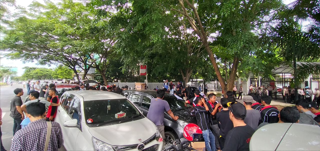 Ratusan Driver Online Geruduk DPRD Banten