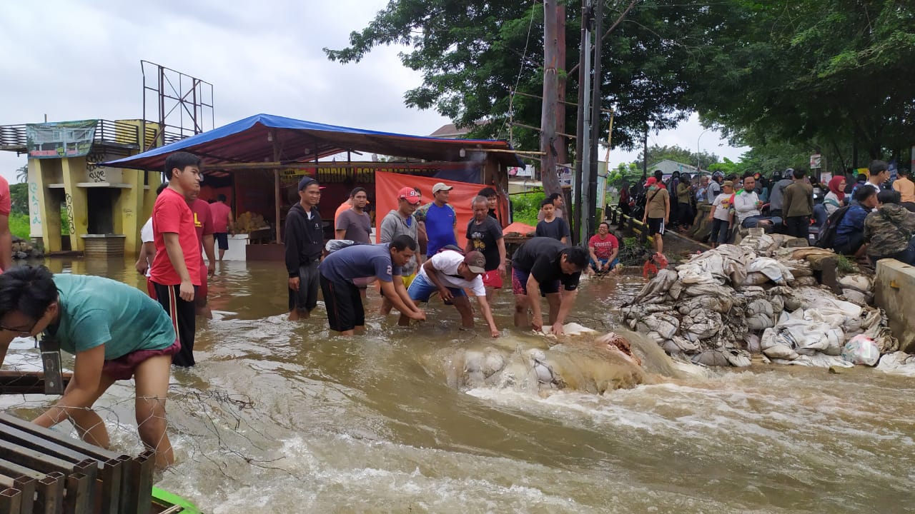 Perparah Banjir, Tanggul Sementara yang Dibangun Pemkot Tangerang Dijebol Warga