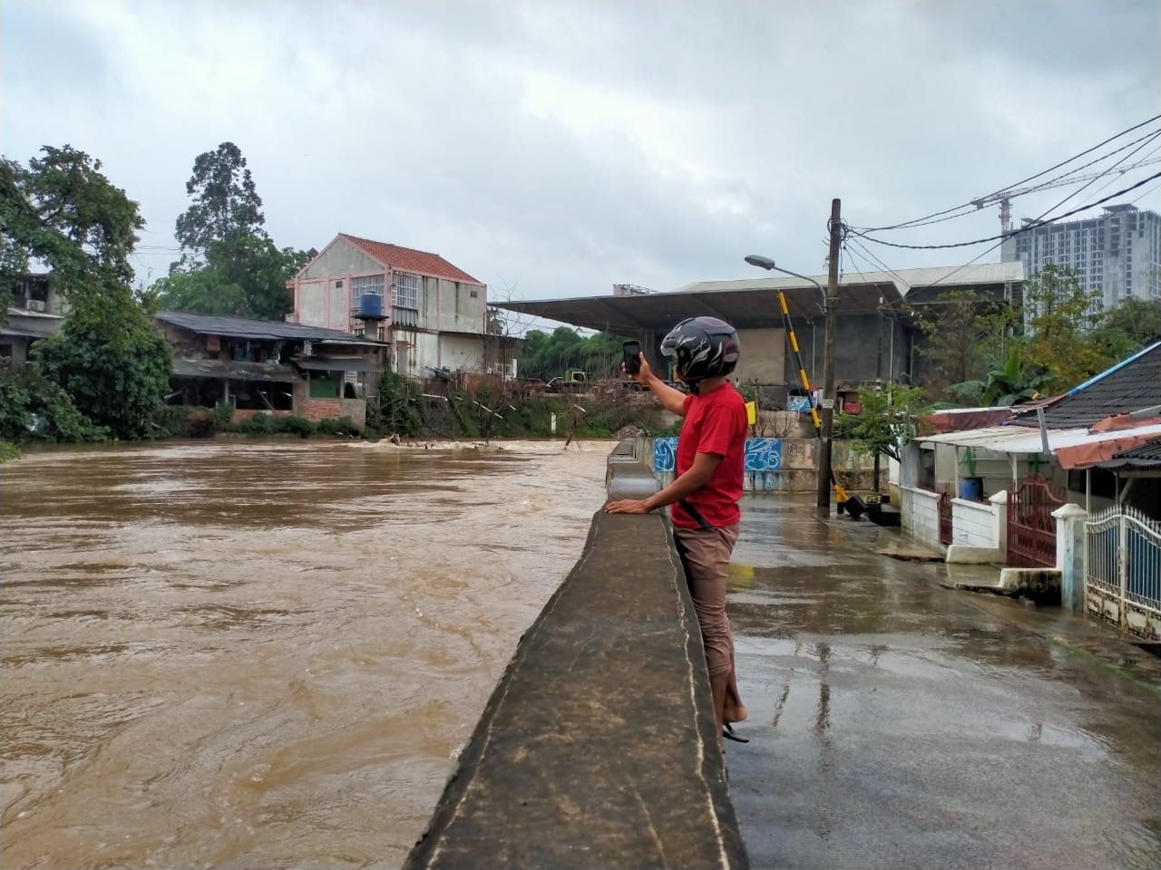 Antisipasi Banjir, Warga Ciledug Indah Selamatkan Dokumen Berharga