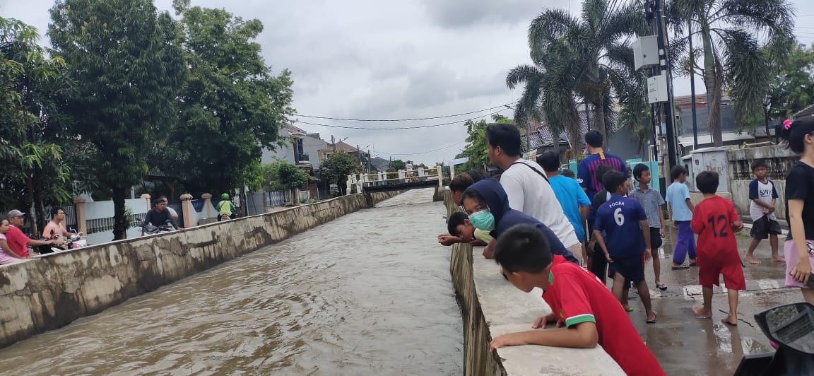 Niat Ambil Sandal, Dua Anak di Tangsel Terseret Arus