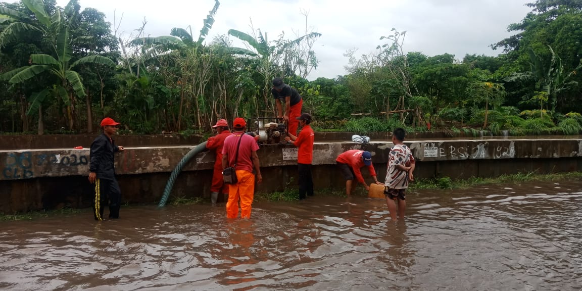 DPU Tangsel Terjunkan Pompa dan Perahu Karet di Dua Lokasi Banjir