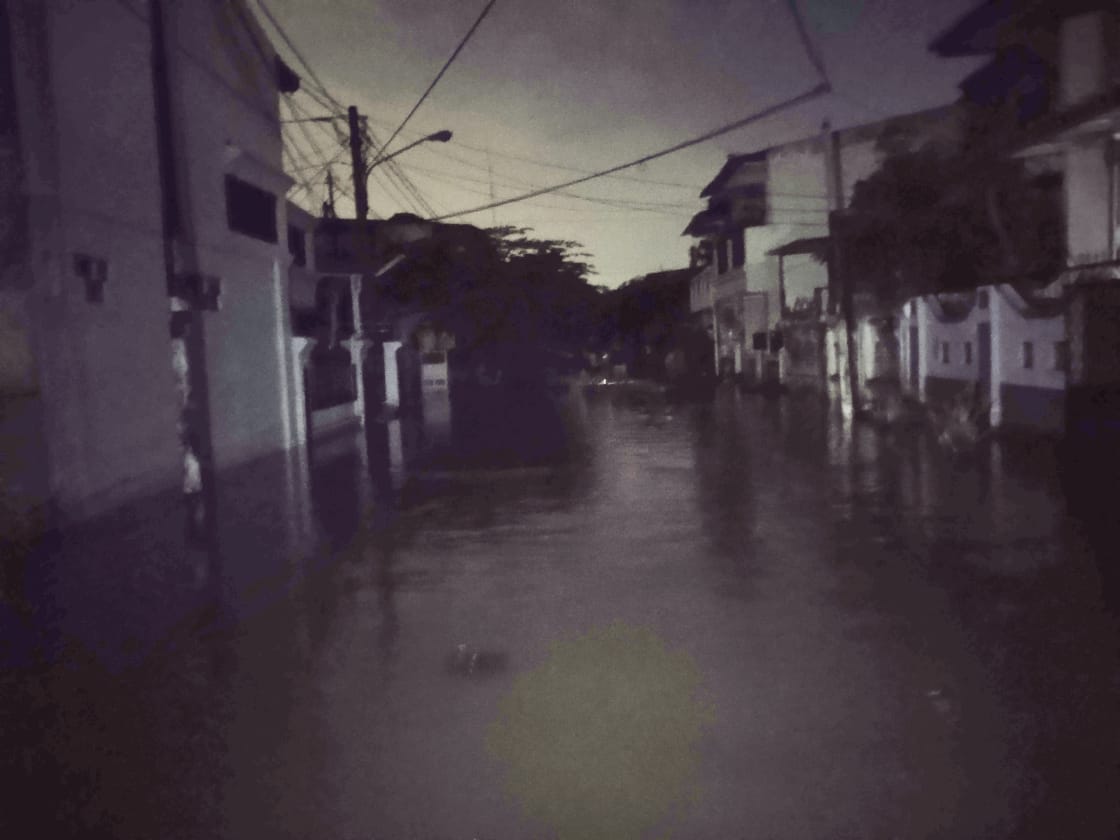 Gelap Gulita dan Banjir, Warga di Kota Tangerang Mengungsi ke Posko