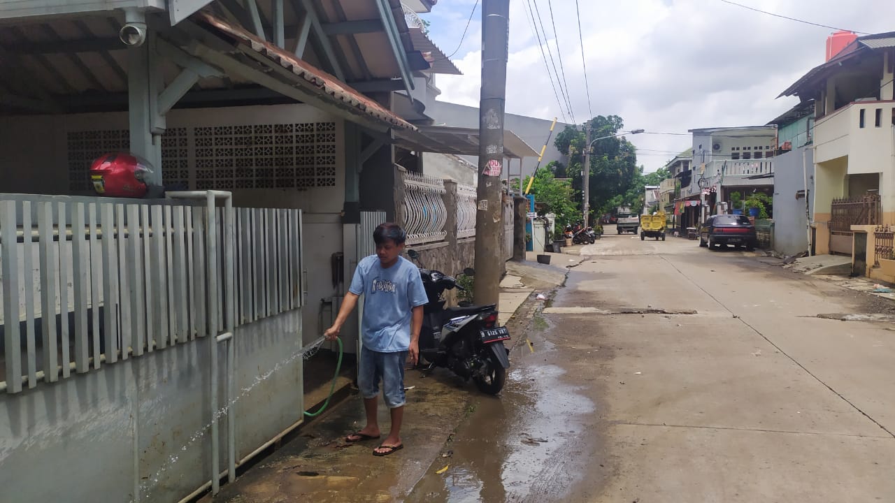 Banjir Surut, Warga Mulai Bersih-bersih Rumah