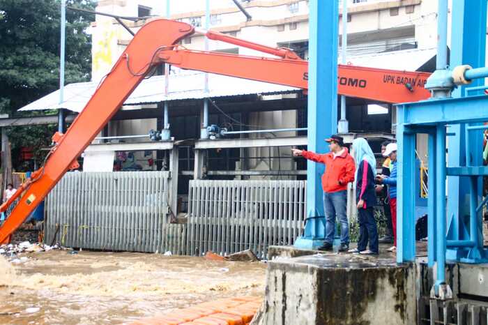 Waspada Banjir, Anies Baswedan Pantau Pintu Air Manggarai