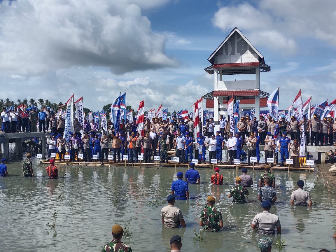 Peduli Lingkungan Kapolri dan Panglima TNI Tanam Mangrove di Tangerang