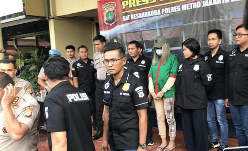 Lucinta Luna, KTP Perempuan, Paspor Pri
