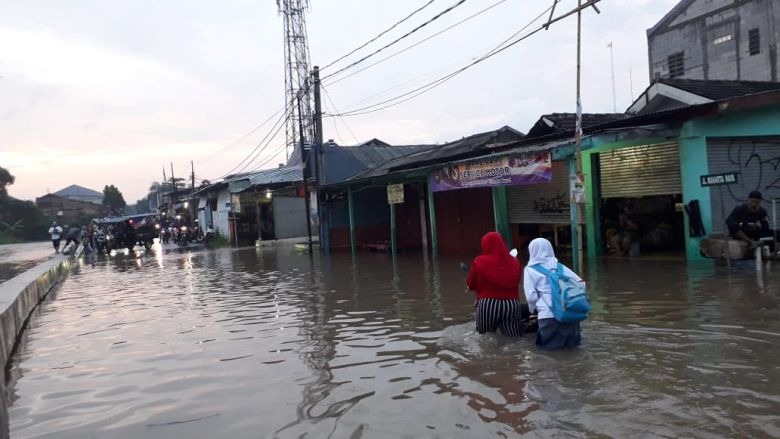 Banjir Rendam Kampung Bulak, Warga Dievakuasi