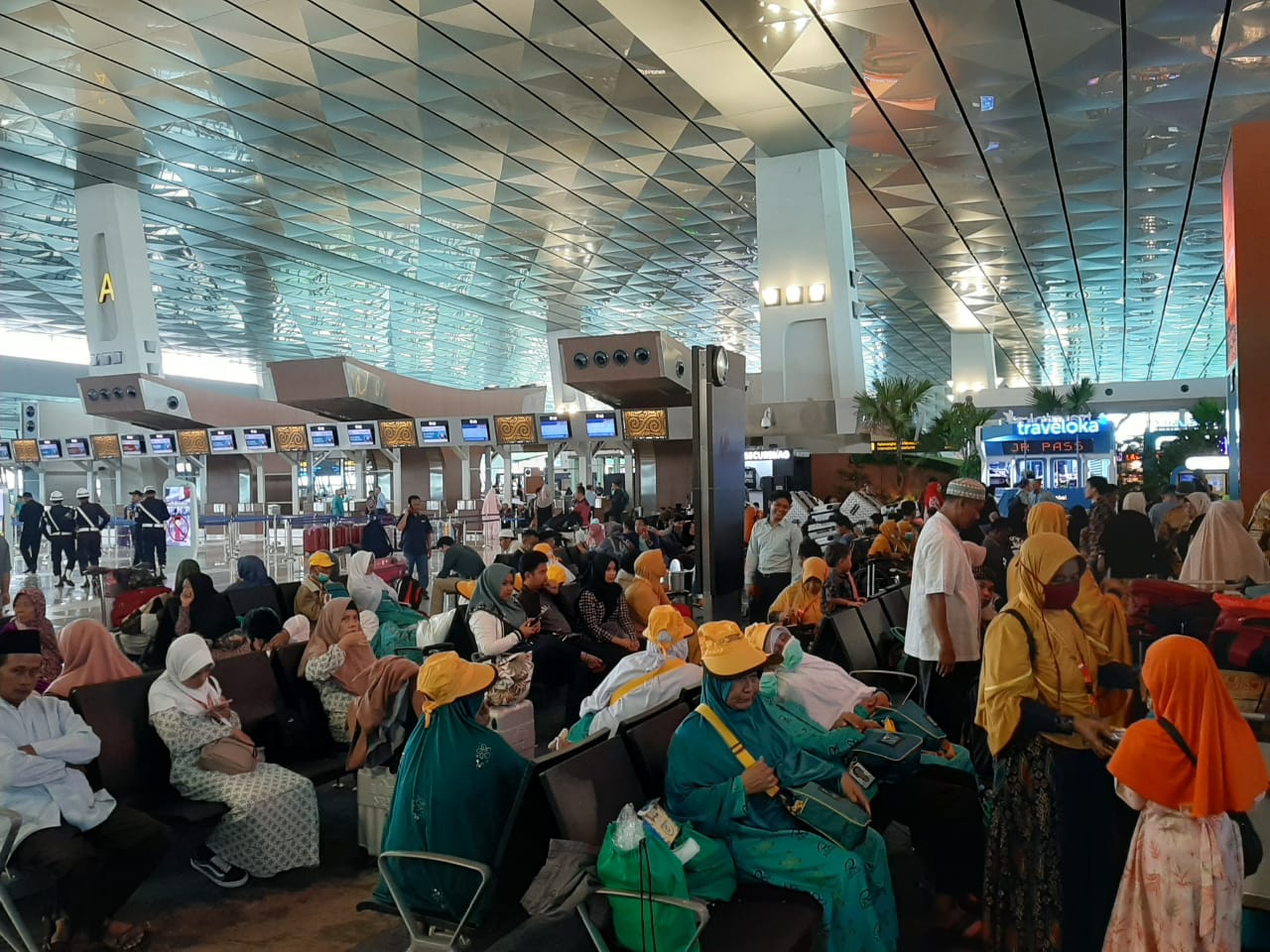 Penerbangan ke Arab Saudi Ditutup, Ribuan Jamaah Umroh Tertahan di Bandara Soetta