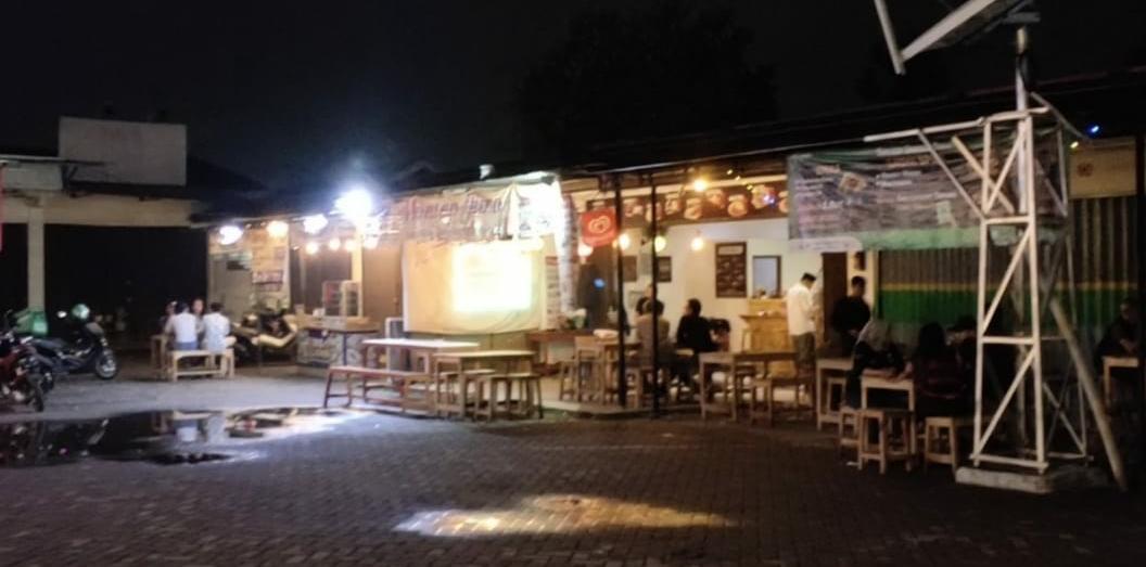 Belasan Pemuda Gruduk Live Musik Karaoke di Karang Tengah