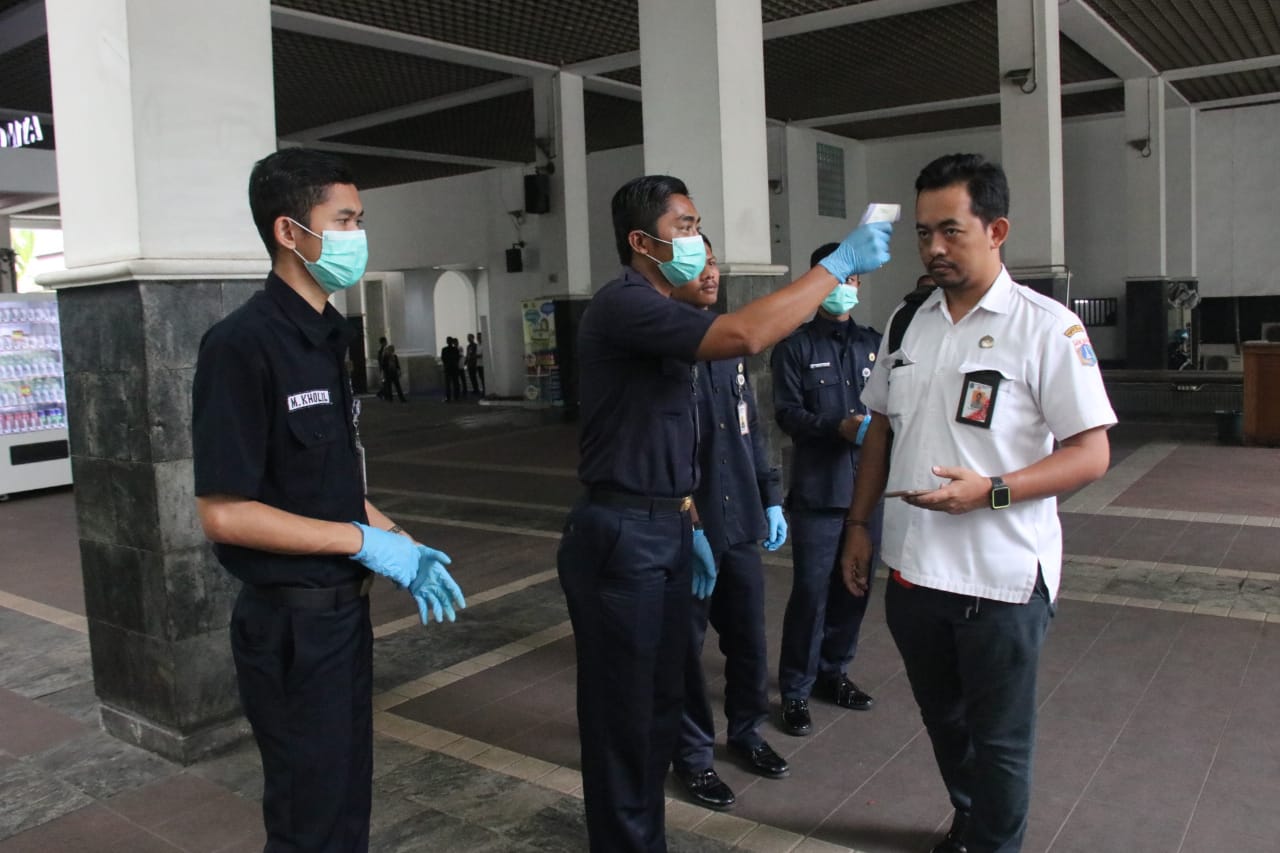 Masuk Kantor, Pegawai Pemprov DKI Jakarta Dicek Suhu Tubuh