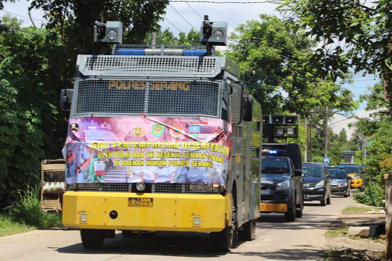 Semprot Disinfektan, Polres Serang Dibantu Petugas Gabungan