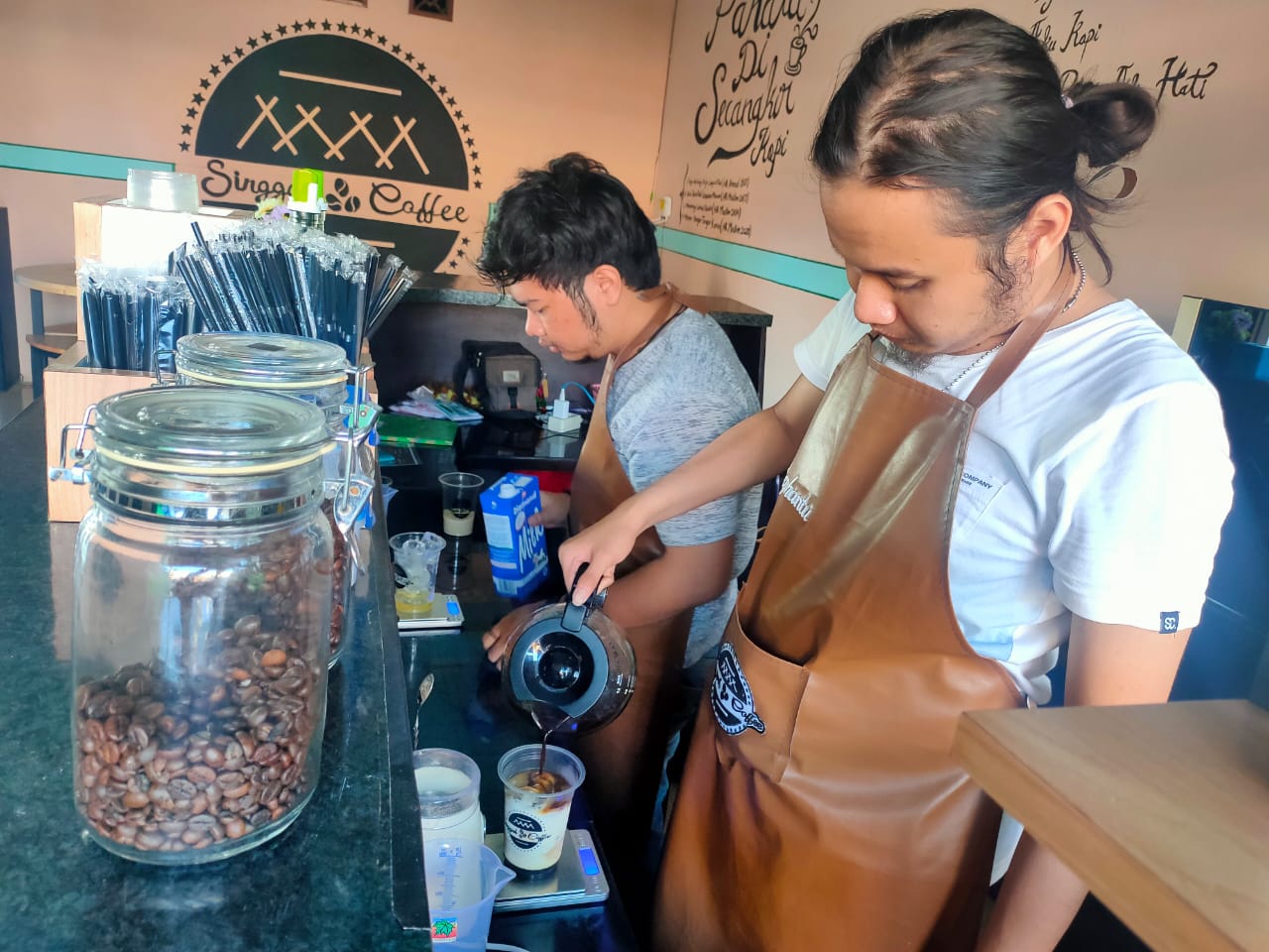 Nongkrong Diselingi Live Music di Singgah Kopi