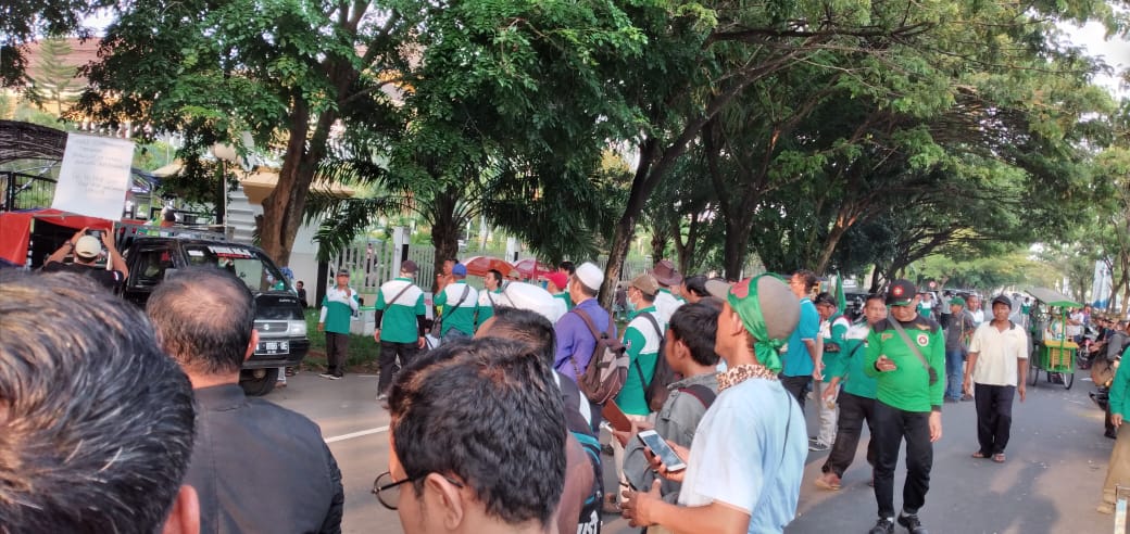 Tolak RUU Ciptaker, Buruh Banten Unras di Gedung DPRD