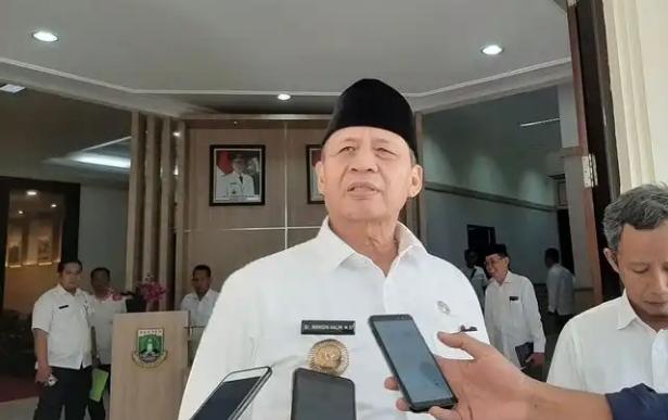 Warga Lebak Melahirkan di Jalan Rusak, WH: Tanya Bupatinya