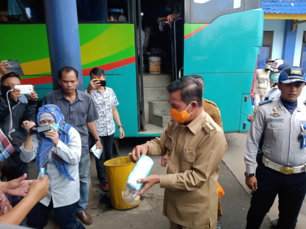 Penumpang di Terminal Pakupatan Diberi Masker