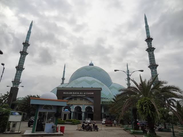 Kegiatan Sholat Jum'at di Masjid Raya Al Azhom Ditiadakan