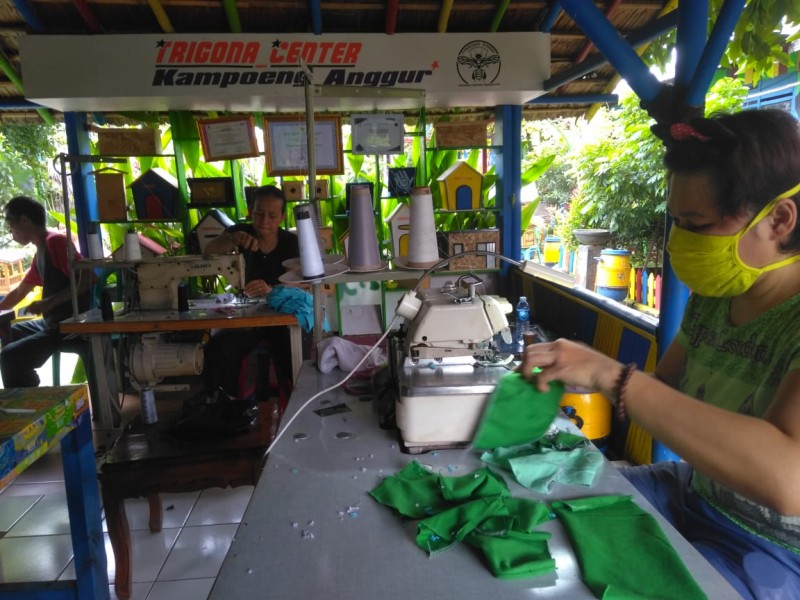 Warga di Kota Tangerang Sukarela membuat Masker untuk Dibagikan