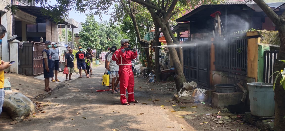 Warga Ciputat Semprot Disinfektan Swadaya, Pemkot Tangsel Kemana?