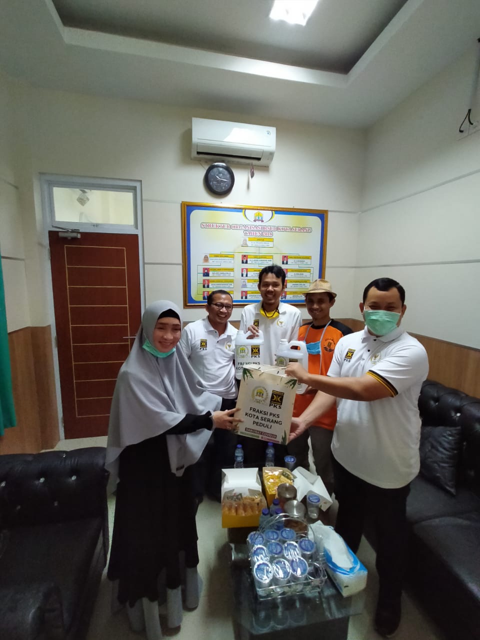 PKS Kota Serang Bagikan Masker, Sanitizer dan APD