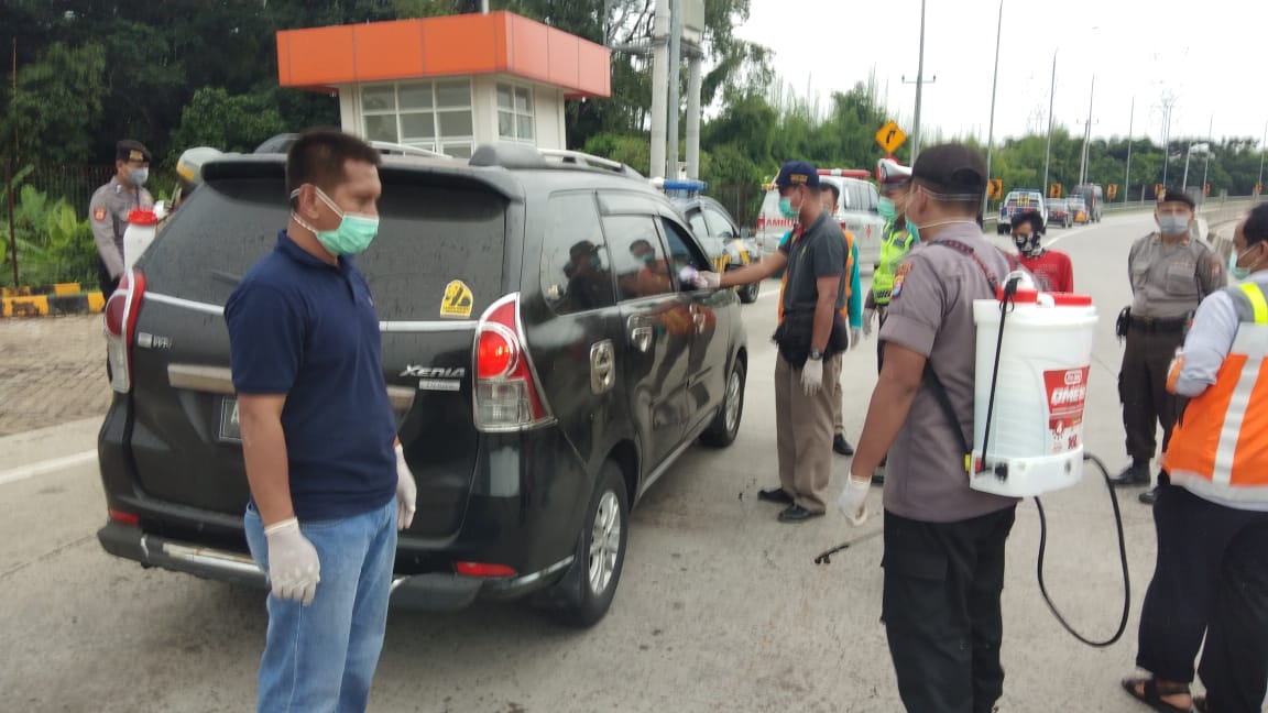 Kendaraan Masuk Serang Disemprot Disinfektan di Gerbang Tol Cikande