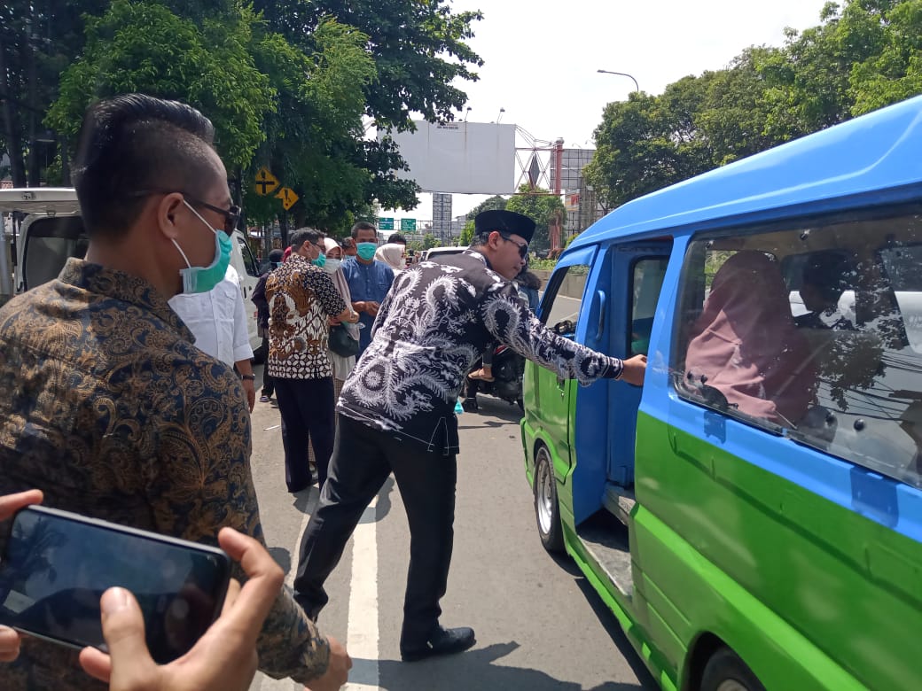 Barang Langka, Partai Gerindra Kota Serang Bagikan Ribuan Masker Grati