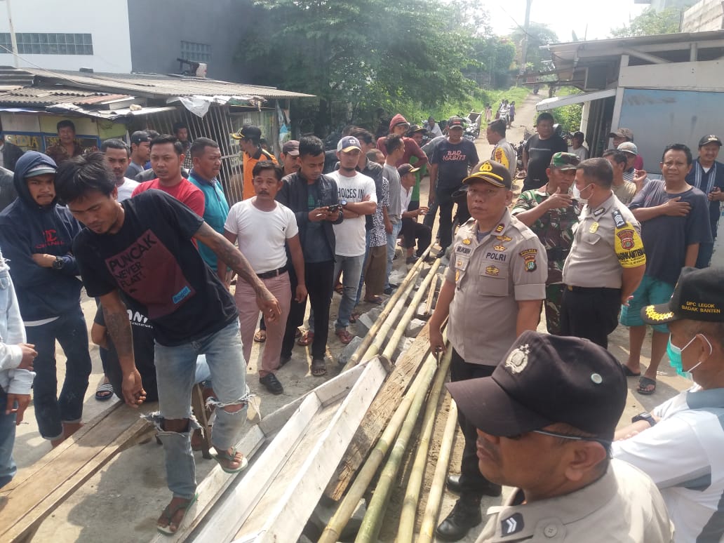 Warga Legok Blokir Jalan Masuk, Terkait Virus Corona?