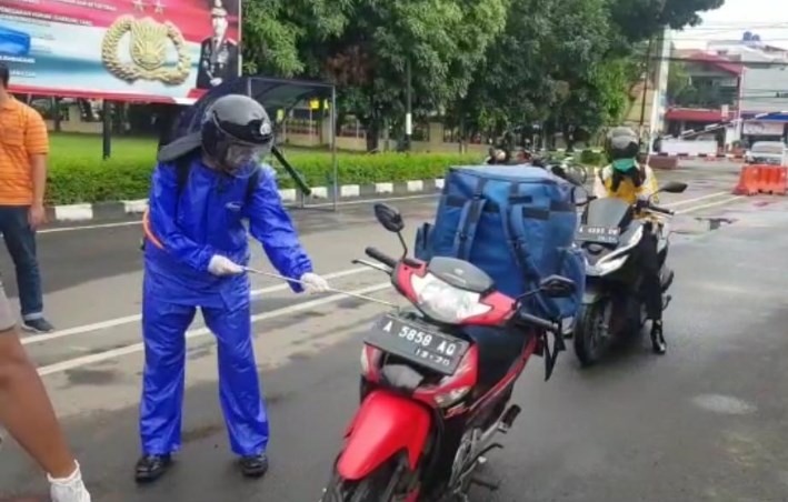 Masuk Mapolres Serang Disemprot Disinsfektan