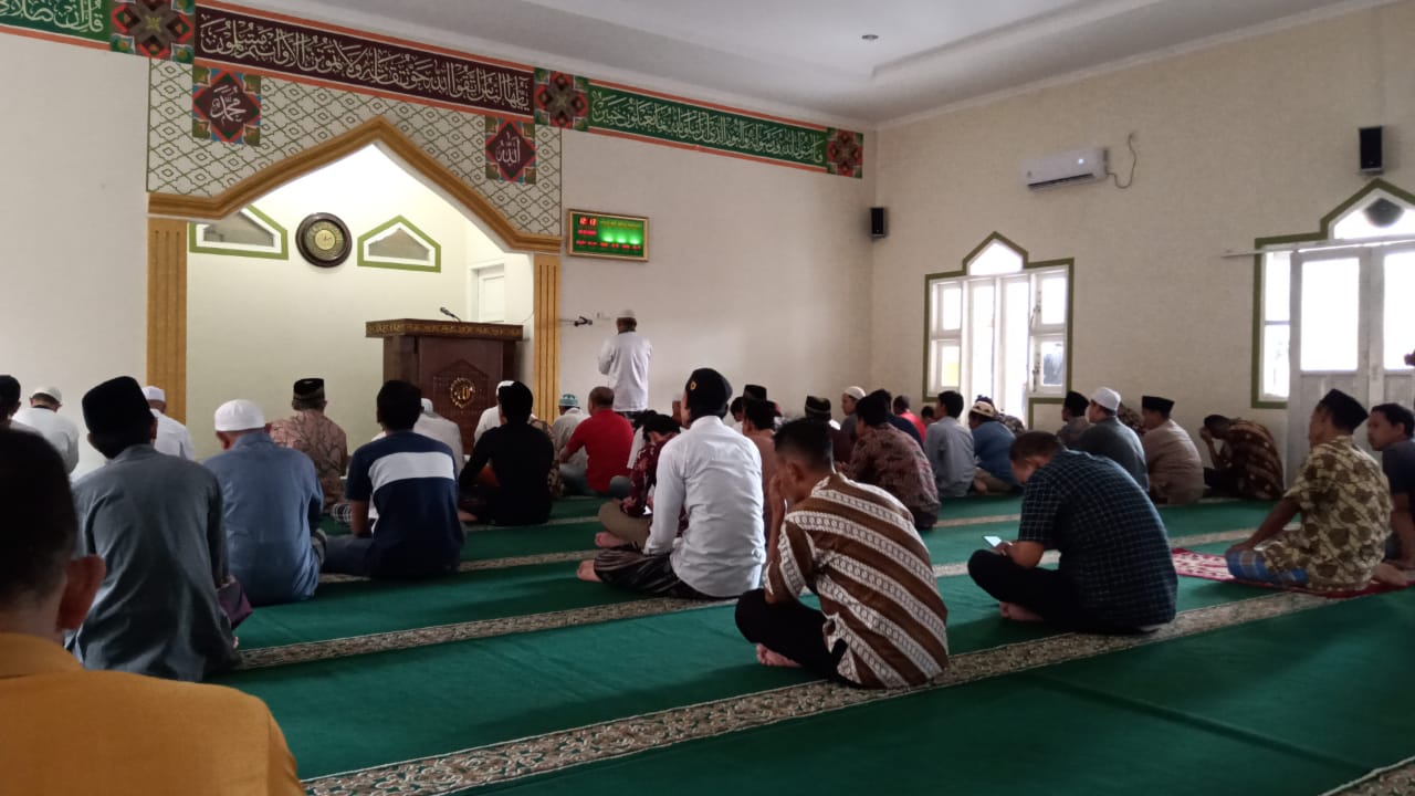 Masyarakat Kota Serang Tetap Sholat Jumat di Masjid
