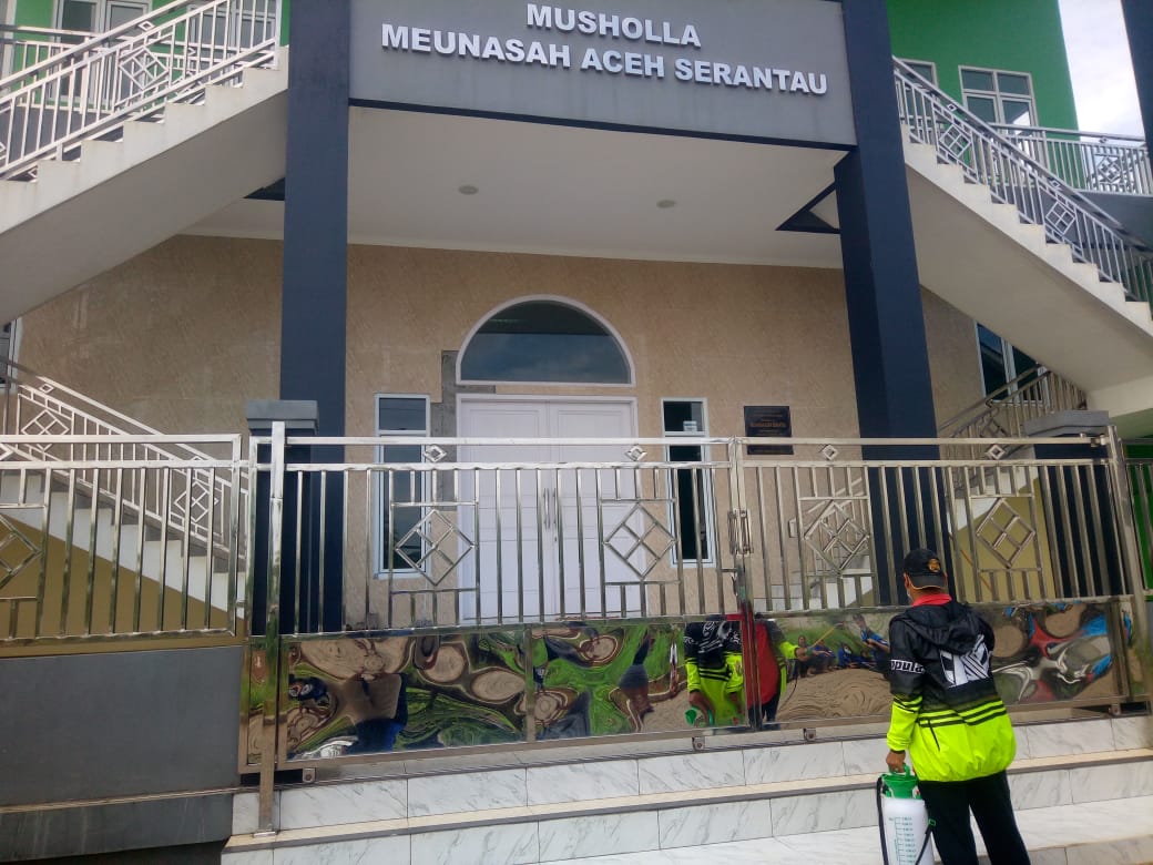 Minimalisir Wabah Corona, Warga Pedurenan Semprotkan Disinfektan di Fasilitas Keagamaan